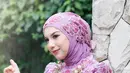 Hijab lilit dengan embroidery bunga memperkuat pesona princess dalam balutan busana santun [@_irishbella_]