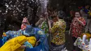 Perang air di jalanan kembali terjadi di "Little Thailand" Hong Kong saat komunitas Thailand merayakan Songkran. (AP Photo/Louise Delmotte)