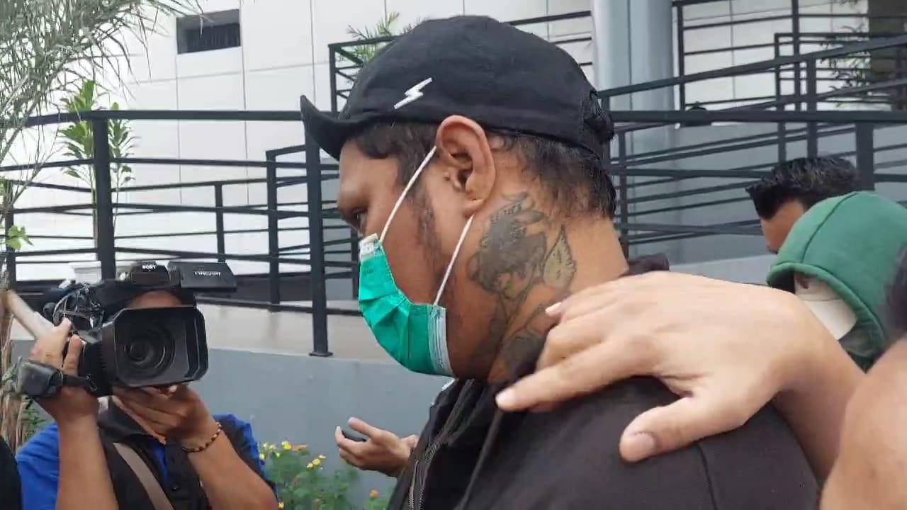 Virgoun digiring polisi keluar dari Gedung Utama Polres Metro Jakarta Barat, Jumat (21/6/2024).