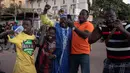 Orang-orang berkumpul di Nation square untuk merayakan dan mendukung militer Burkina Faso yang mengklaim berhasil mengambil alih pemerintahan di Ouagadougou pada 24 Januari 2022. Ini merupakan kudeta kedua yang terjadi di negara Afrika Barat itu dalam satu dekade terakhir. (OLYMPIA DE MAISMONT/AFP)