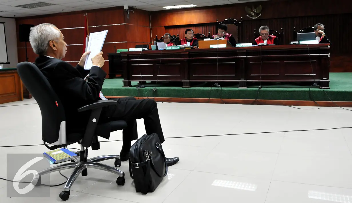 OC Kaligis saat mengikuti sidang dengan agenda pembacaan Eksepsi di Pengadilan Tipikor, Jakarta, Kamis (10/09/2015). OC Kaligis dalam eksepsi nya meminta kepada hakim untuk menambah hari kunjungan untuk 257 orang. (Liputan6.com/Andrian M Tunay)
