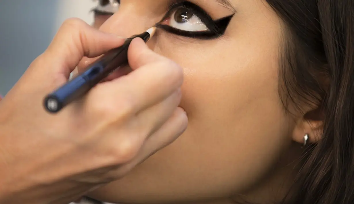 Begitu juga dalam sisi makeup dan tata rambut, Damien Boissinot dan Tom Pecheux mengkonseptualisasikan tampilan kecantikan yang menghormati mise-en-scène dalam teatrikal. (Foto: Chanel)