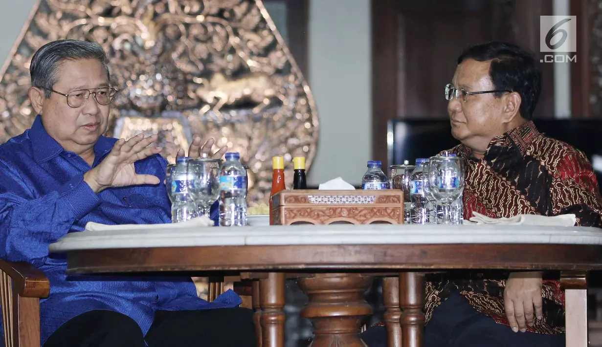 Presiden RI ke 6 Susilo Bambang Yudhoyono bersama Ketum Gerinda, Prabowo Subianto bersiap berbincang di kediaman SBY di Cikeas, Bogor Kamis (27/7). Pertemuan membahas komunikasi dan kerjasama yang erat. (Liputan6.com/Herman Zakharia)
