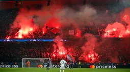 Suasana saat pertandingan Paris Saint-Germain melawan Real Madrid dalam pertandingan Liga Champions leg kedua di stadion Parc des Princes di Paris (6/3). Pendukung PSG menyalakan suar untuk menekan mental pemain Madrid. (AP Photo / Francois Mori)
