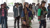 Pergelaran "Recycled Handwoven Virtual Fashion Show" oleh Padu Padan Tenun dan JNE ini melibatkan 45 model lokal dan enam orang dancer, yang bertempat di gedung NTT Fair. (Foto Istimewah)