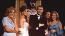 Dalam foto file tak bertanggal, Sean Connery, sebagai James Bond, berpose di sebuah acara untuk film 'Thunderball'. Aktor kelahiran Skotlandia ini menjadi salah satu bintang film internasional paling populer pada masanya. (AP Photo, FILE)