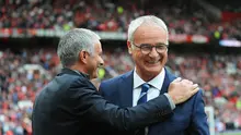 Jose Mourinho berusaha membesarkan hati Claudio Ranieri yang dipecat Leicester City pada Kamis, 23 Februari 2017. (EPA/Peter Powell)