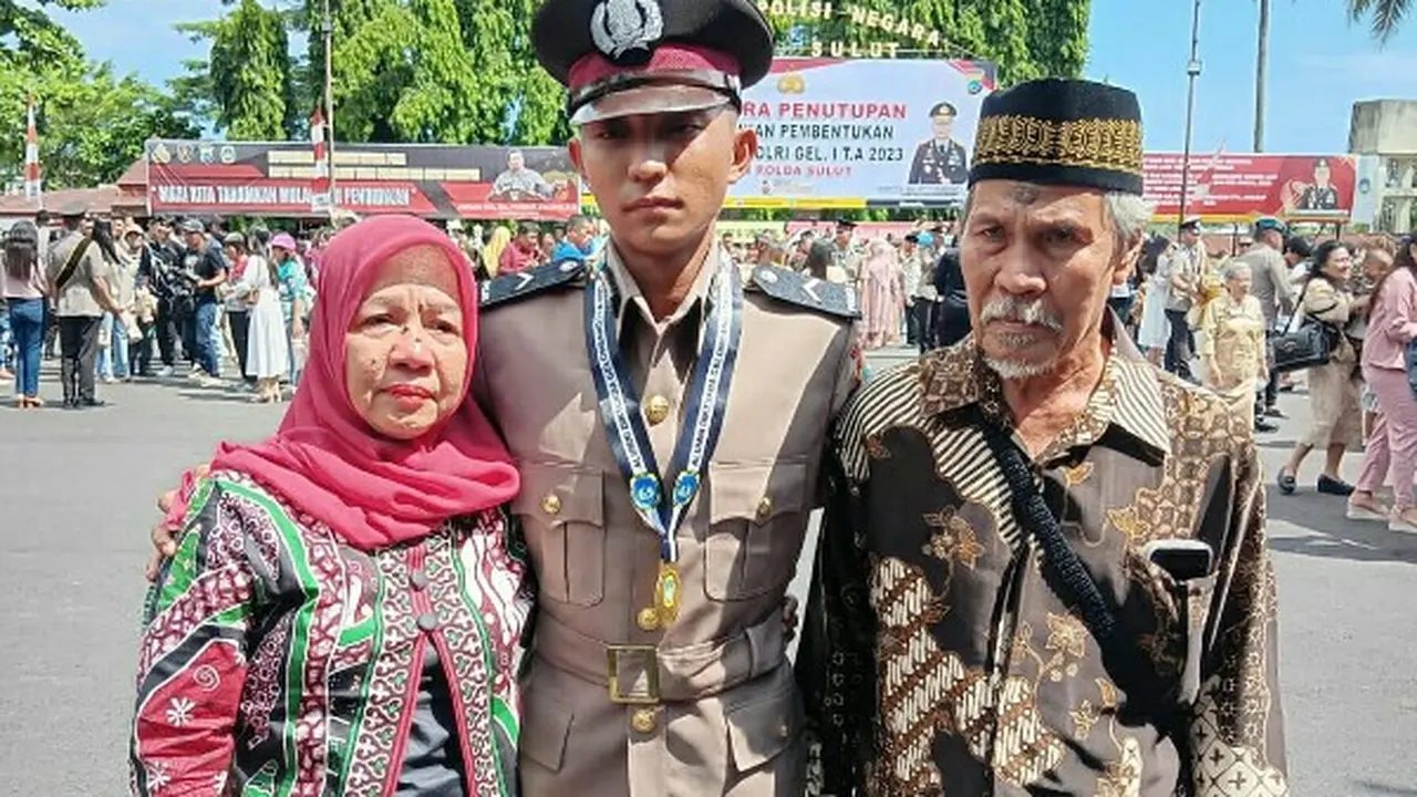 Bintang David Sayangbati didampingi orang tua wali saat pelantikan menjadi Bintara Polri, Kamis (6/7/2023).