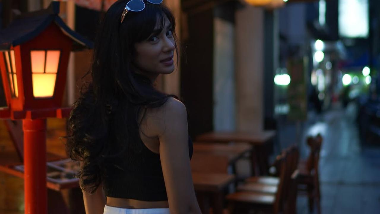 Potret Terbaru Fanny Ghassani, Cantik dengan Outfit Tank Top Crop Hitam