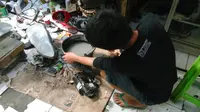 Jasa cuci headlamp tersedia pada kios Calista Motor di Pasar Automotive Duren Sawit, Jakarta Timur. 