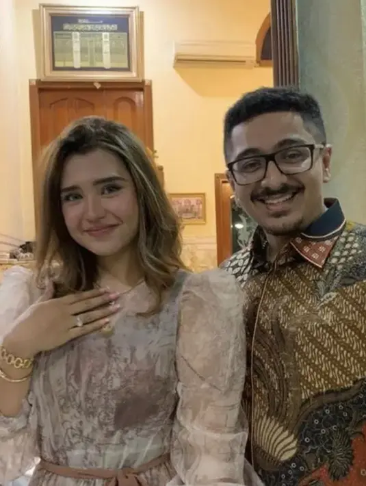 Penampilanya dilengkapi dengan bandana berhias manik-manik.  [Instagram/azella.alhamid]