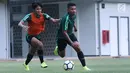Pemain Timnas Indonesia U-19, Rifad Marasabessy (depan) bersama Firza Andika saat latihan jelang laga perdana Grup A Piala AFC U-19 melawan Chinese Taipei di Lapangan A Kompleks GBK, Jakarta, Rabu (17/10). (Liputan6.com/Helmi Fithriansyah)