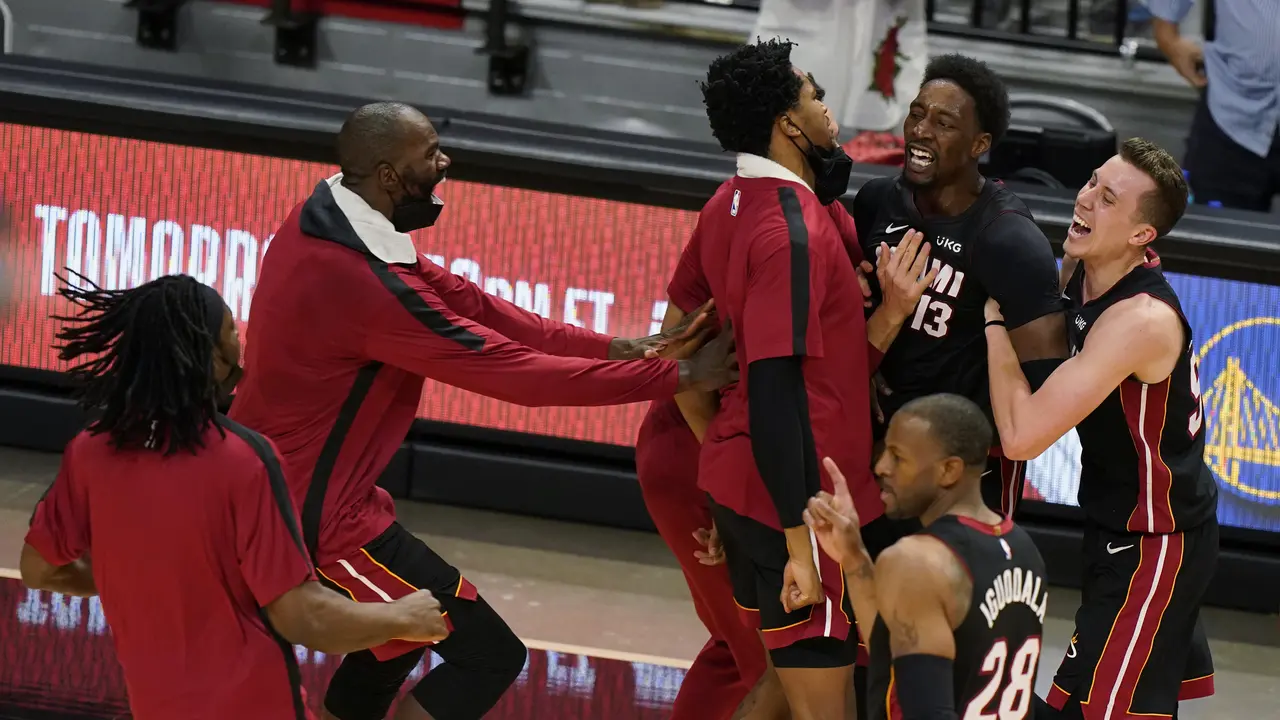 Hasil NBA : Buzzer Beater Adebayo Bantu Heat Sikat Nets