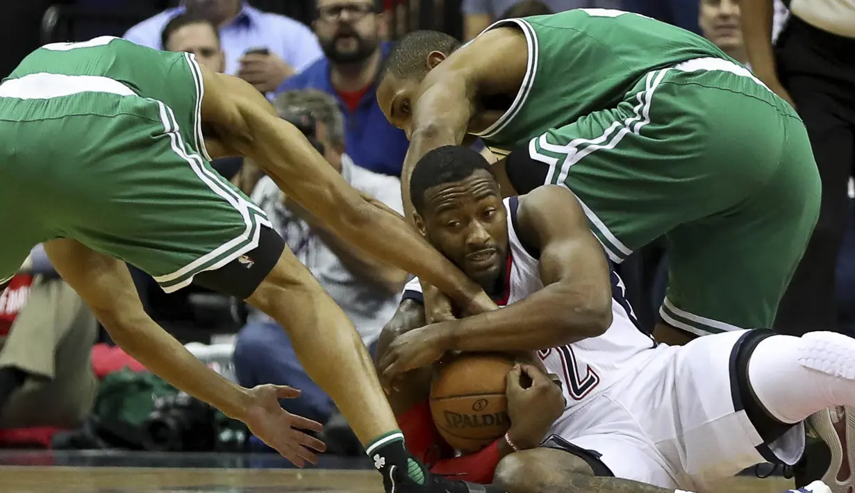 Pebasket Washington Wizards, John Wall, berusaha mempertahankan bola dari pebasket Boston Celtics,  pada Gim 3 semifinal Wilayah Timur di Verizon Center, Washington, Kamis (4/5/2017). Washington Wizard menang 116-89. (AP/Andrew Harnik)
