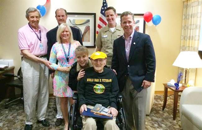 Kakek Chester bersama anak dan juga beberapa pihak dari kampus Georgia termasuk rektor Georgia | Photo: Copyright asiantown.net