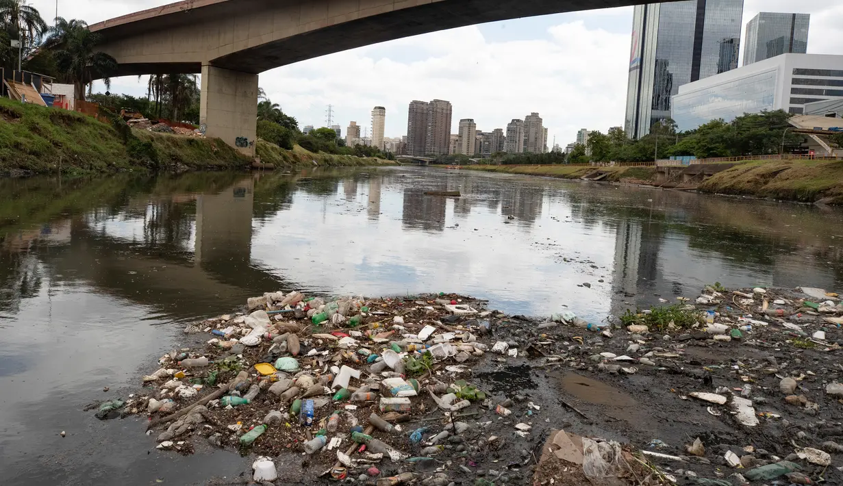 Sampah-sampah mengapung di atas Sungai Pinheiros di Sao Paulo, 22 Oktober 2020. Akibat pembuangan limbah domestik dan limbah padat selama bertahun-tahun, pemerintah Sao Paulo kembali mencoba membersihkan Sungai Pinheiros yang dianggap sebagai salah satu paling tercemar di Brasil. (AP/Andre Penner)