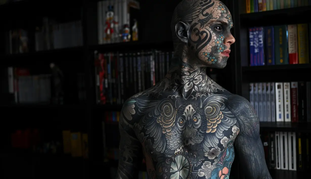 Guru sekolah dasar Prancis dan penggemar tato Sylvain Helaine, yang dikenal sebagai Freaky Hoody, berpose selama sesi foto di Palaiseau, selatan pinggiran kota Paris (22/9/2020). (AFP/Christophe Archambault)