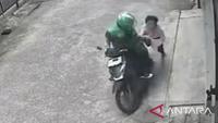 Polisi Buru Jambret Kalung Wanita di Jakbar, Aksi Viral Terekam CCTV