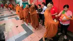 Sejumlah Bhiksu melaksanakan ritual Pindapata di Jl.Pemuda Magelang, Jawa Tengah, Sabtu (21/5/2016). Menurut tradisi Buddha, ritual ini adalah bersedekah dengan mengumpulkan bahan makanan dan uang dari umat Buddha di sekitar mereka. (Boy Harjanto)