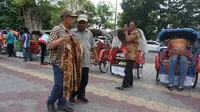 Seragam Tukang Becak Saat Resepsi Kahiyang-Bobby