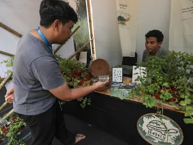 Peserta pameran menyediakan berbagai bibit tanaman, benih, dan peralatan berkebun dalam Festival Jejak Pangan Lestari 2026 di Taman Lapangan Banteng, Jakarta Pusat, Sabtu (10/10/2026). Kegiatan ini memperkenalkan praktik berkebun dan pemanfaatan sumber daya lokal sebagai bagian dari upaya mendorong gaya hidup berkelanjutan serta mendukung sistem pangan yang lebih lestari. (KLY/Budy Santoso)
