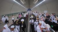 Jemaah haji saat akan melaksanakan melontar jumrah di jamarat. (Dok MCH)