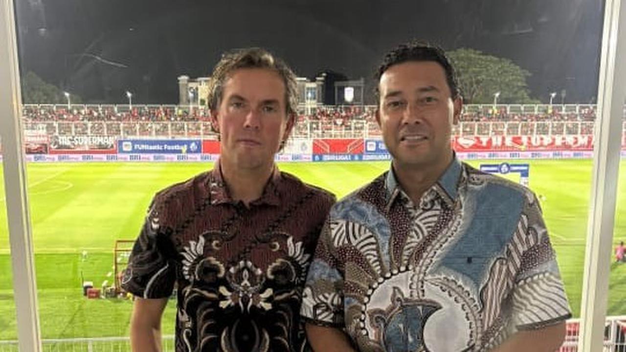Penampilan Asisten Pelatih Timnas Alex Pastoor & Landzaat Curi Perhatian, Seruput Kelapa di Ternate