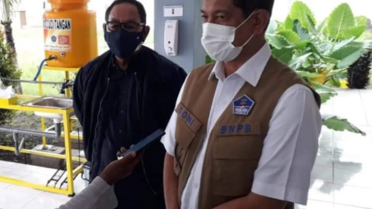 Doni Monardo didampingi Wakil Gubernur Joseph Nae Soi saat tiba di Bandara Frans Seda Maumere, untuk meninjau lokasi bencana pulau Adonara, Kabupaten Flores Timur, NTT.  (Liputan6.com/Dionisius Wilibardus)