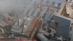 Petugas penyelamat menyisiri bangunan apartemen yang runtuh diguncang gempa 6,4 SR di Tainan, Taiwan Selatan (6/2). Menurut data meteorologi gempa terjadi pada kedalaman 16,7 kilometer di bawah permukaan laut. (REUTERS/Stringer)