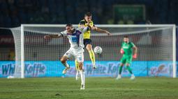 Brayan Perea (kiri) berduel dengan pemain&nbsp;Oxford United pada final Piala Presiden 2025&nbsp;di Stadion Si Jalak Harupat, Kabupaten Bandung, pada Minggu (13/7/2025) malam WIB. (Bola.com/Bagaskara Lazuardi)