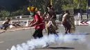 Penduduk asli Brasil bentrok dengan polisi saat demo menentang RUU Reformasi Agraria di luar Kongres di Brasilia, Brasil, Selasa (22/6/2021). Penduduk asli Brasil menilai RUU Reformasi Agraria akan membatasi pengakuan lahan reservasi. (AP Photo/Eraldo Peres)