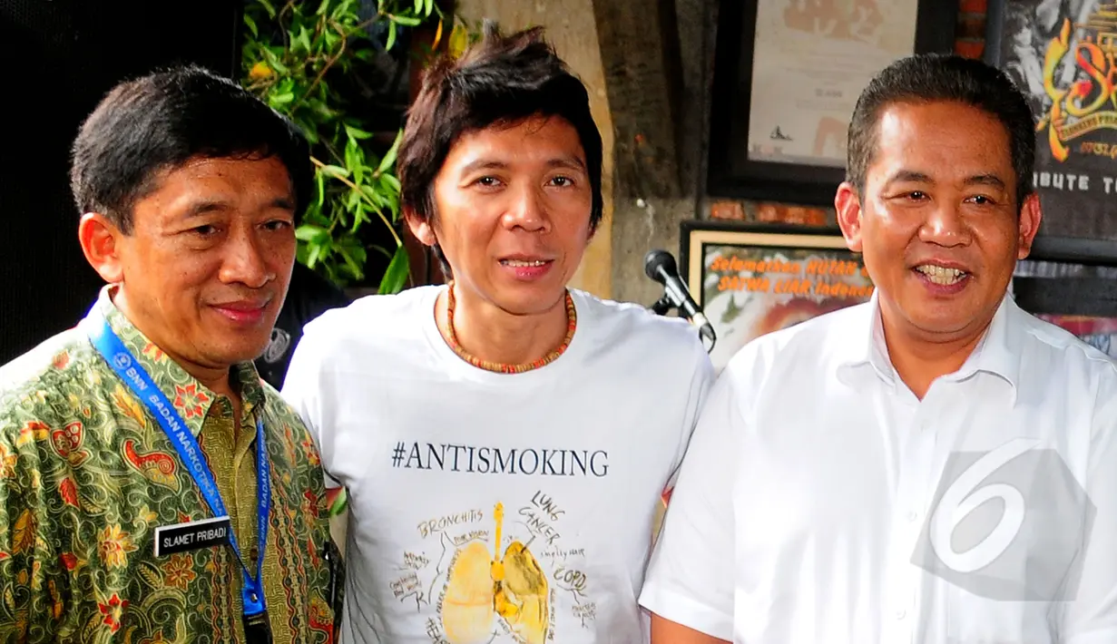 Kahumas BNN, Kombes Pol Slamet Pribadi, Bimbim Slank dan Kepala BNN Komjen Pol Nanang Iskandar (kiri ke kanan) berpose di Gang Potlot, Jakarta, (17/3/2015). Kedatangan BNN untuk berdiskusi tentang Indonesia Darurat Narkoba. (Liputan6.com/Yoppy Renato)