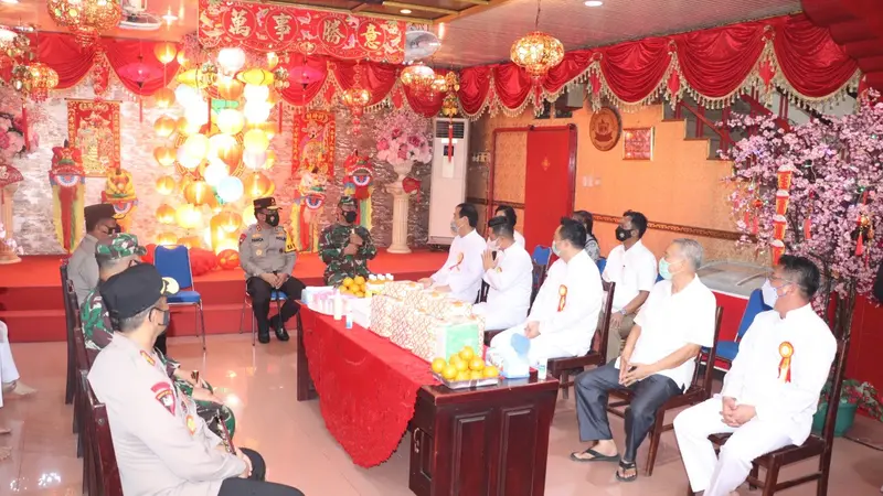 Kunjungan ke tempat ibadah Tridharma tersebut diterima oleh Pengurus Klenteng Ban Hing Kiong Manado, dipimpin Ketuanya Jemmy Binsar.