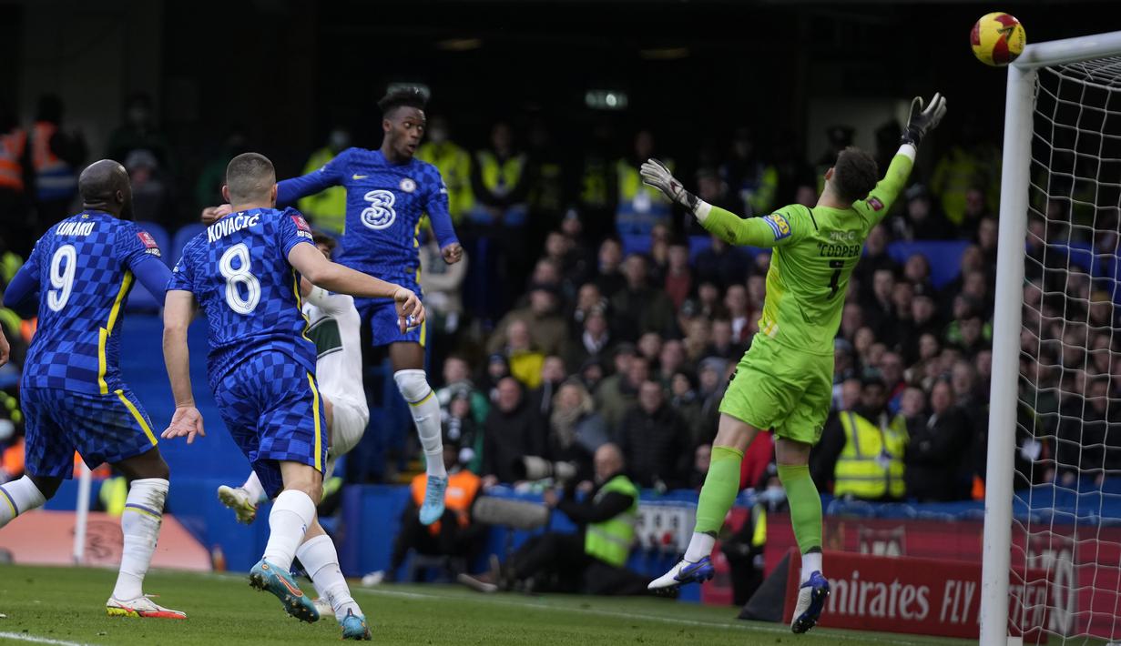 Chelsea langsung merespon ketertinggalannya melalui beberapa peluang. Di antaranya melalui Callum Hudson-Odoi pada menit ke-30 dimana sundulannya usai menerima umpan Hakim Ziyech masih menerpa mistar gawang Plymouth Argyle yang dikawal Michael Cooper. (AP/Matt Dunham)