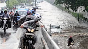 Banjir menyerbu kawasan Senayan di Jl.Pemuda, Taman Ria Senayan, Jakarta, Jumat (30/5/2014) (Liputan6.com/Faizal Fanani)