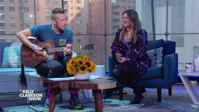 Chris Martin menyanyikan My Universe dalam The Kelly Clarkson Show. (Tangkapan layar YouTube/ The Kelly Clarkson Show)