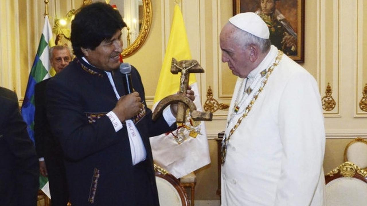 Presiden Evo Morales hadiahi Paus Fransiskus salib palu arit
