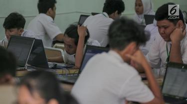 Siswa mengikuti Ujian Nasional Berbasis Komputer (UNBK) mata pelajaran Bahasa Indonesia di SMP Negeri 1, Cikini, Jakarta, Senin, (22/4). Sebanyak 4.279.008 siswa mengikuti UNBK tingkat SMP dan Madrasah Tsanawiyah (MTS) yang dilaksanakan mulai 22 hingga 25 April. (Liputan6.com/Faizal Fanani)