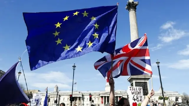 Tampak bendera Uni Eropa berkibar bersebelahan dengan Union Jack