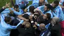 Pemain Turkey, Ozan Tufan menangis saat merayakan gol kedua ke gawang Republik Ceska pada lanjutan grup D Euro Cup 2016 di Stadion Bollaert-Delelis, Lens (22/6/2016) dini hari WIB.  (REUTERS/Benoit Tessier)