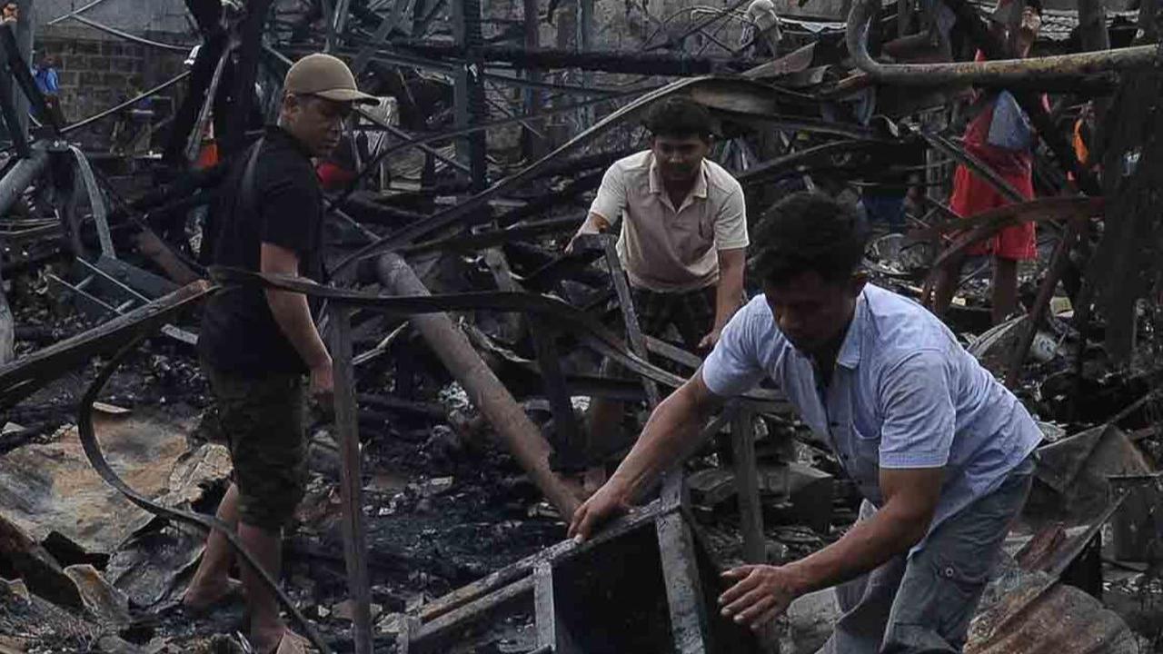 Usai api berhasil dijinakkan, para pedagang mulai mengais sisa sisa barang dagangannya yang masih bisa diselamatkan di tengah tumpukan puing puing kebakaran tersebut.