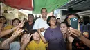 Cagub DKI Jakarta Anies Baswedan berfoto bersama warga yang bermukim di bantaran Kali Krukut, Jakarta Barat, Kamis (3/11). Kepada warga, Anies berjanji memprioritaskan penataan wilayah tanpa melanggar prinsip kemanusiaan. (Liputan6.com/Yoppy Renato)