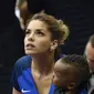 Kehadiran Isabelle Matuidi dan anak memerikan semangat bagi pemain Prancis  Blaise Matuidi saat  melawan Islandia pada perempat final Piala Eropa 2016 di Stade de France, Saint-Denis, Paris. (4/7/2016) dini hari WIB. (AFP/Miguel Medina)