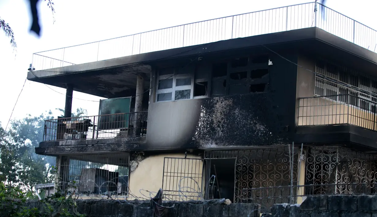 Dinding yang menghitam setelah kebakaran melanda Panti Asuhan Church of Bible Understanding di pinggiran Port-au-Prince di ibu kota Haiti, Jumat (14/2/2020). Dua anak tewas di lokasi, sementara 13 lainnya setelah sempat dirawat di rumah sakit. (AP/Dieu Nalio Chery)