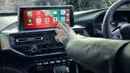 Layar multimedia touchscreen berukuran 10 inci yang sudah dilengkapi dengan konektivitas Android Auto dan Apple CarPlay untuk memenuhi kebutuhan pasar saat ini. Head unit ini juga menjadi layar untuk menampilkan citra kamera mundur dengan garis dan jarak pemandu. (Source: paultan.org)