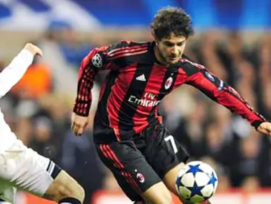 Striker AC Milan Alexandre Pato (kanan) berusaha melewati gelandang Spurs Luka Modric pada leg kedua 16 besar Liga Champions di White Hart Lane yang berakhir 0-0, 9 Maret 2011. AFP PHOTO/GIUSEPPE CACACE