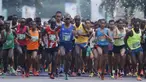 Pelari mengikuti lomba lari Milo Jakarta International 2017 di kawasan Epicentrum, Jakarta, Minggu (23/7/2017). Ajang lomba lari tersebut diikuti 15.000 peserta dengan kategori 5K, 10K dan Family Run 1,7K. (Bola.com/M Iqbal Ichsan)