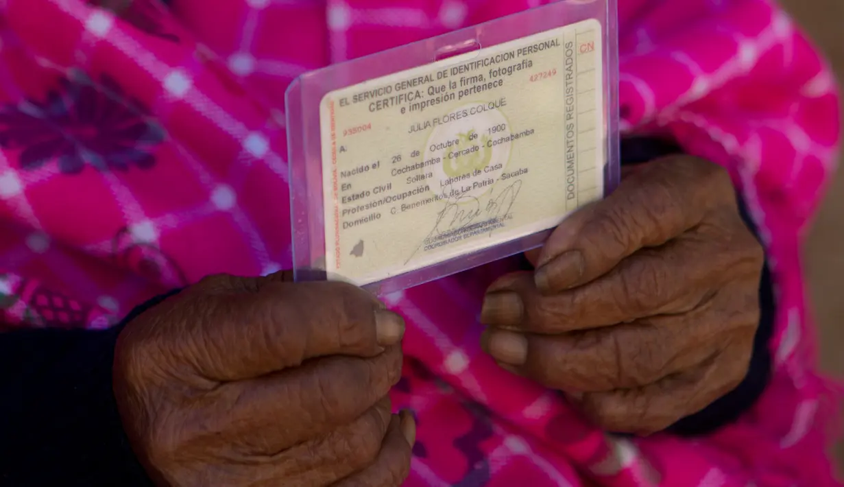Dalam foto 23 Agustus 2018, Julia Flores Colque memperlihatkan kartu identitasnya di rumahnya di Sacaba, Bolivia. Berusia nyaris 118 tahun, Julia Flores berpeluang menjadi perempuan tertua di dunia. (AP/Juan Karita)