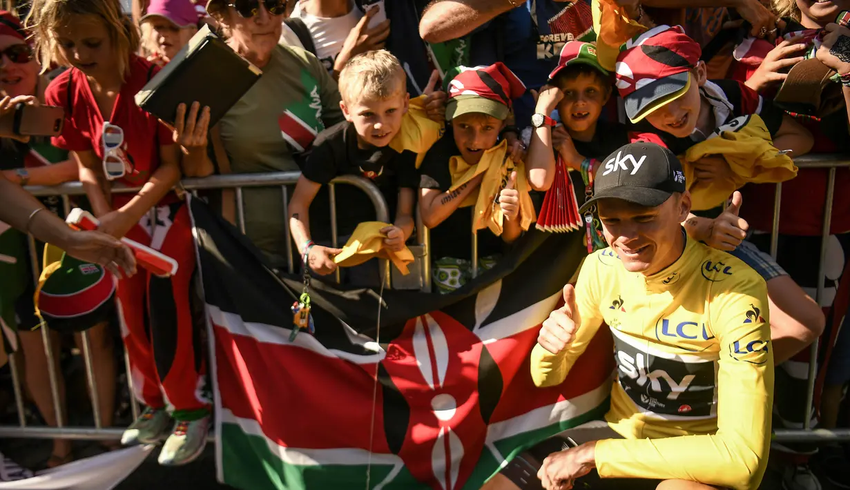 Pebalap Inggris Raya, Christopher Froome berfoto dengan fans cilik, Froome menjadi pemimpin balapan Tour de France hingga etape ke-16 dengan jarak 165 km dari Le Puy-en-Velay dan Romans-sur-Isere, (18/7/2017).  (AFP/Lionel Bonaventure)