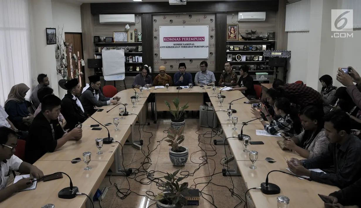 Jubir Jemaat Ahmadiyah Indonesia Yendra Budiana (tengah) memberi keterangan saat konferensi pers di Kantor Komnas Perempuan, Jakarta, Senin (21/5). Akibat penyerang itu 6 rumah rusak dan 4 sepeda motor hancur. (Merdeka.com/Iqbal S Nugroho)